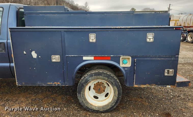 image for item JB9640 2004 Ford F550 Super Duty XL  utility / service truck