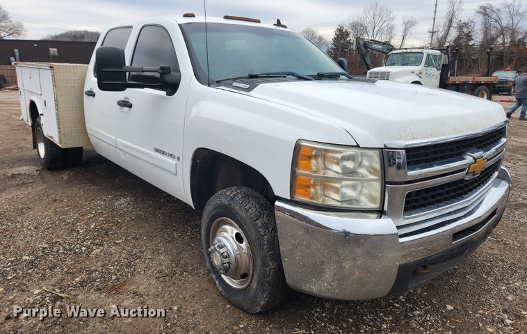 image for item JB9643 2007 Chevrolet Silverado 3500HD  Crew Cab utility bed pickup truck