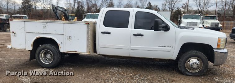 image for item JB9643 2007 Chevrolet Silverado 3500HD  Crew Cab utility bed pickup truck