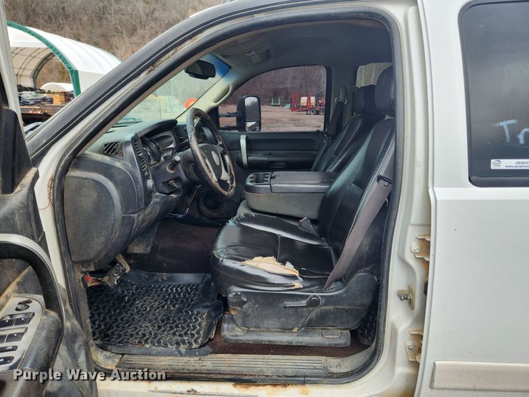 image for item JB9643 2007 Chevrolet Silverado 3500HD  Crew Cab utility bed pickup truck