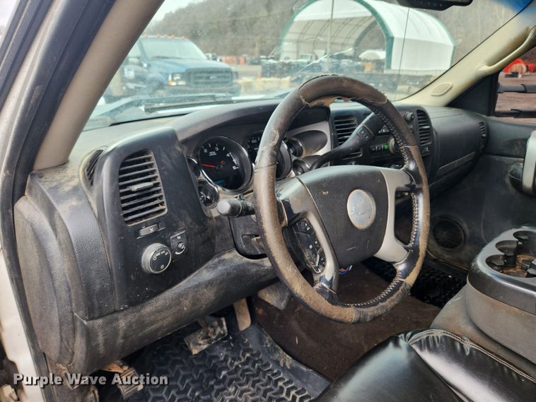 image for item JB9643 2007 Chevrolet Silverado 3500HD  Crew Cab utility bed pickup truck