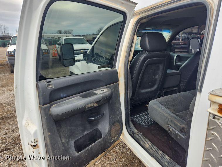 image for item JB9643 2007 Chevrolet Silverado 3500HD  Crew Cab utility bed pickup truck