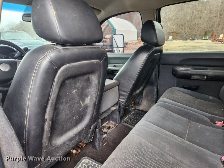 image for item JB9643 2007 Chevrolet Silverado 3500HD  Crew Cab utility bed pickup truck