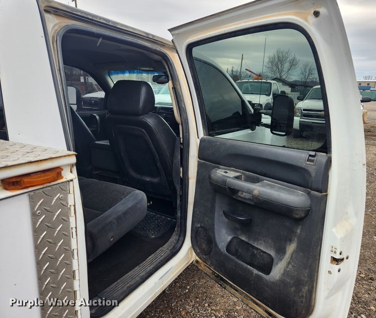 image for item JB9643 2007 Chevrolet Silverado 3500HD  Crew Cab utility bed pickup truck