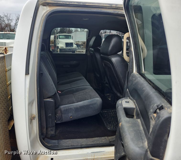 image for item JB9643 2007 Chevrolet Silverado 3500HD  Crew Cab utility bed pickup truck