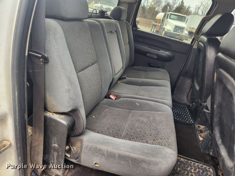 image for item JB9643 2007 Chevrolet Silverado 3500HD  Crew Cab utility bed pickup truck