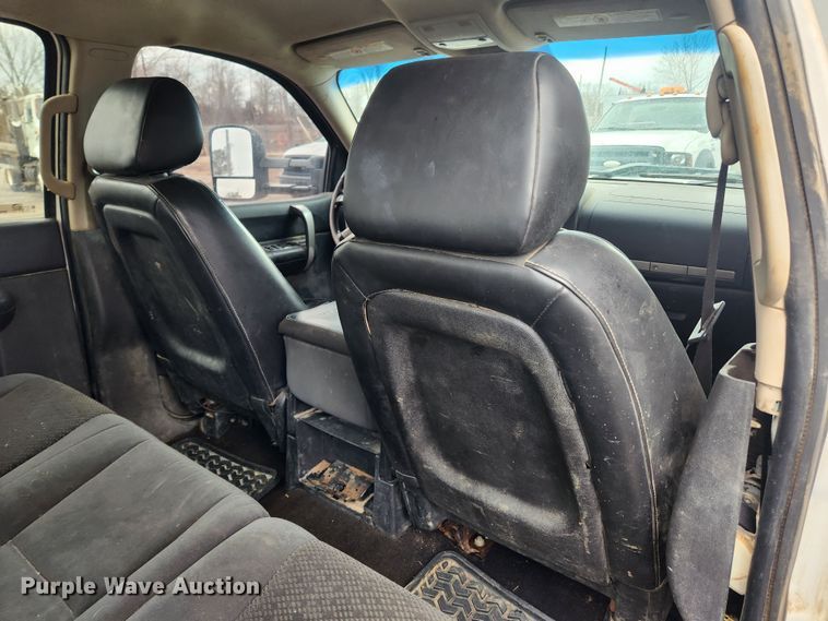 image for item JB9643 2007 Chevrolet Silverado 3500HD  Crew Cab utility bed pickup truck