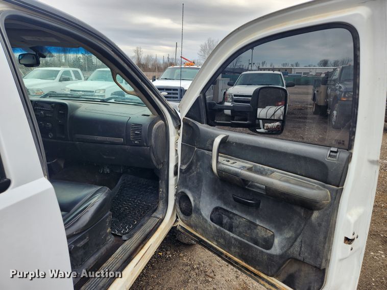 image for item JB9643 2007 Chevrolet Silverado 3500HD  Crew Cab utility bed pickup truck