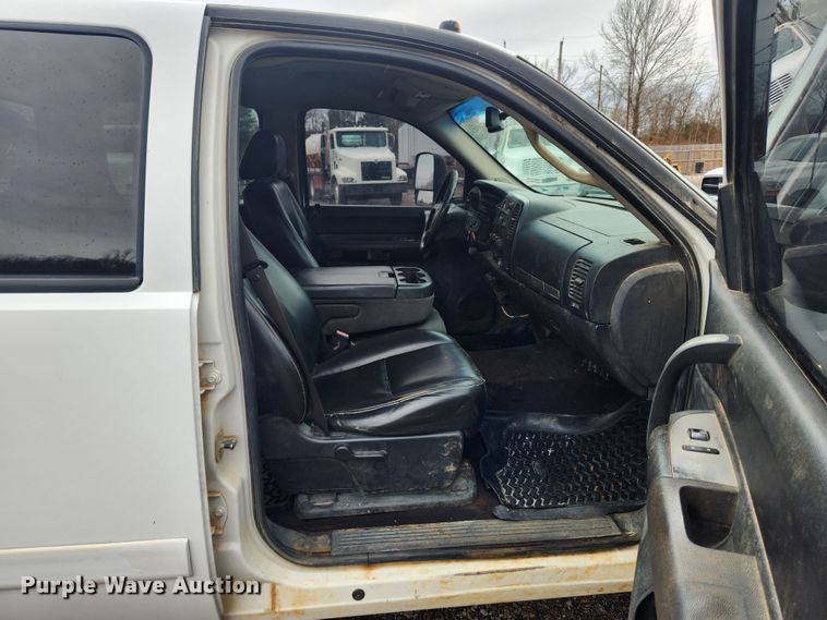 image for item JB9643 2007 Chevrolet Silverado 3500HD  Crew Cab utility bed pickup truck