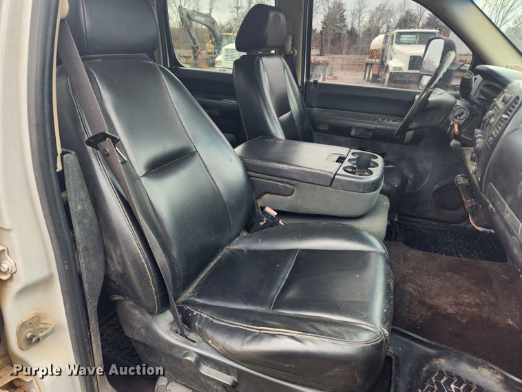 image for item JB9643 2007 Chevrolet Silverado 3500HD  Crew Cab utility bed pickup truck