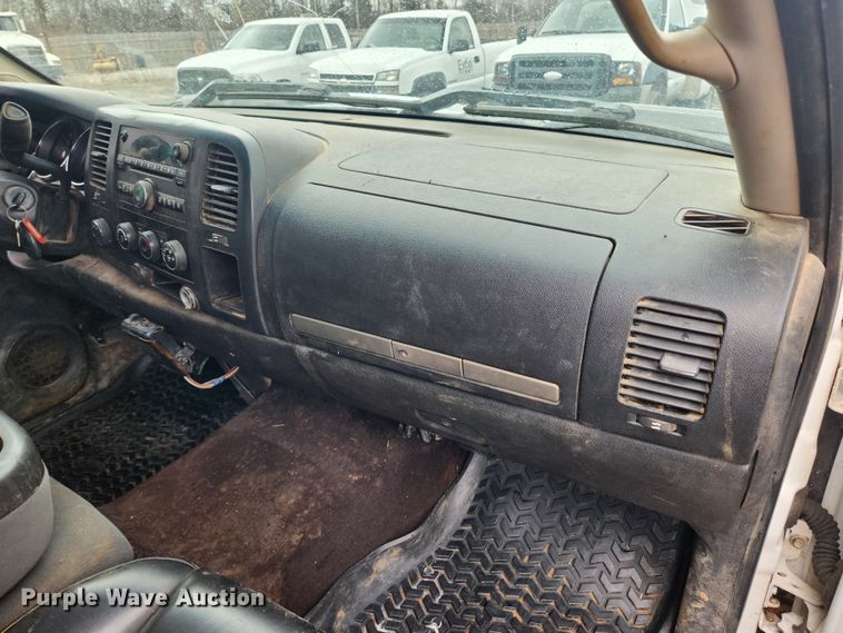 image for item JB9643 2007 Chevrolet Silverado 3500HD  Crew Cab utility bed pickup truck