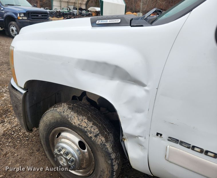 image for item JB9643 2007 Chevrolet Silverado 3500HD  Crew Cab utility bed pickup truck