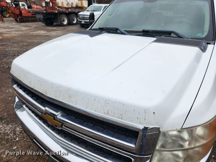 image for item JB9643 2007 Chevrolet Silverado 3500HD  Crew Cab utility bed pickup truck