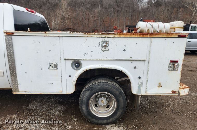 image for item JB9643 2007 Chevrolet Silverado 3500HD  Crew Cab utility bed pickup truck