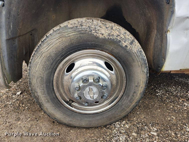 image for item JB9643 2007 Chevrolet Silverado 3500HD  Crew Cab utility bed pickup truck