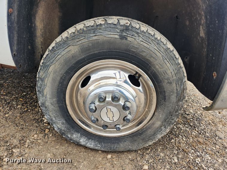 image for item JB9643 2007 Chevrolet Silverado 3500HD  Crew Cab utility bed pickup truck