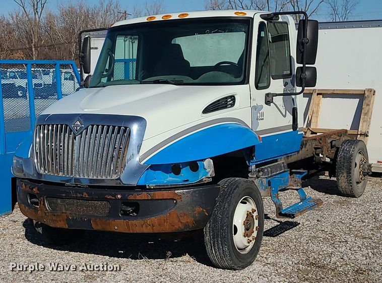 image for item JG9417 2004 International 4300  truck cab and chassis