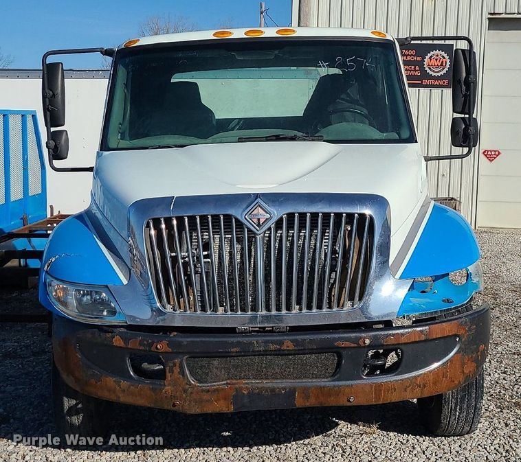 image for item JG9417 2004 International 4300  truck cab and chassis