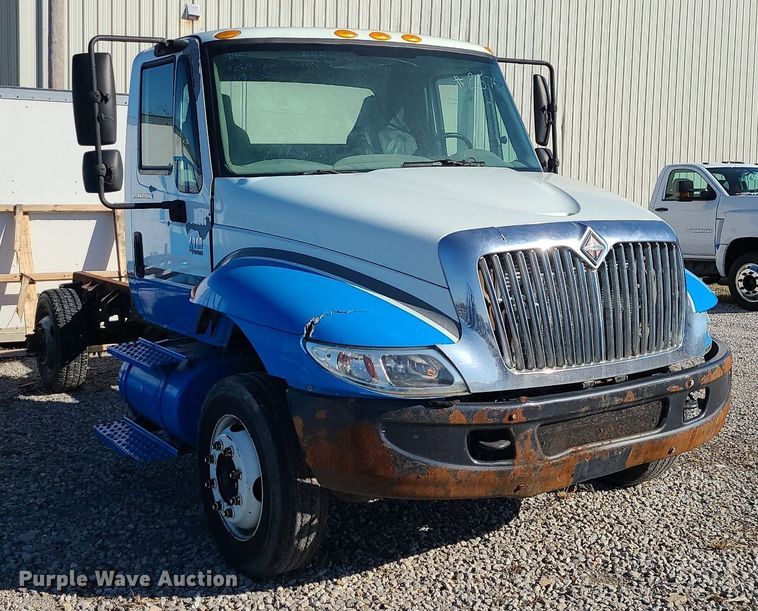 image for item JG9417 2004 International 4300  truck cab and chassis