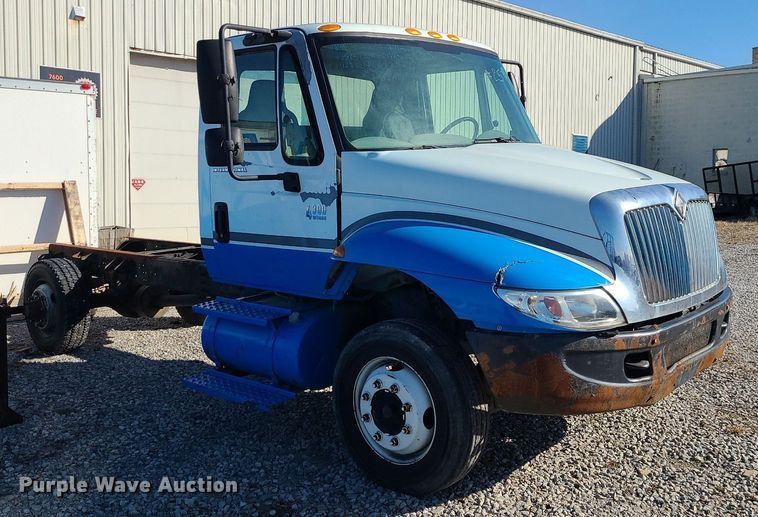 image for item JG9417 2004 International 4300  truck cab and chassis