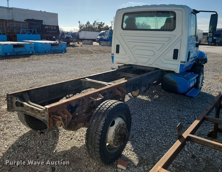image for item JG9417 2004 International 4300  truck cab and chassis