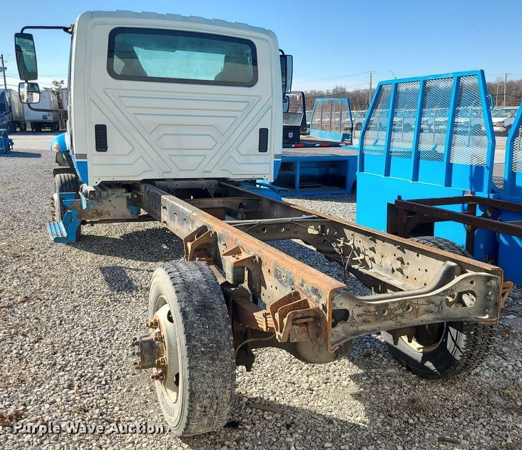 image for item JG9417 2004 International 4300  truck cab and chassis