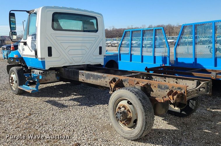 image for item JG9417 2004 International 4300  truck cab and chassis