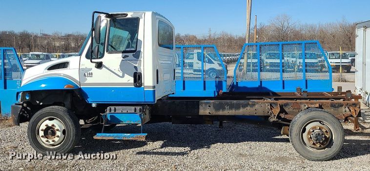 image for item JG9417 2004 International 4300  truck cab and chassis