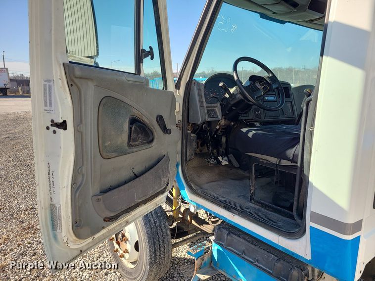 image for item JG9417 2004 International 4300  truck cab and chassis