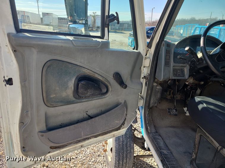 image for item JG9417 2004 International 4300  truck cab and chassis