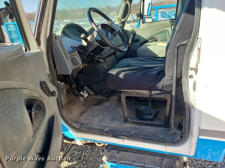 image for item JG9417 2004 International 4300  truck cab and chassis