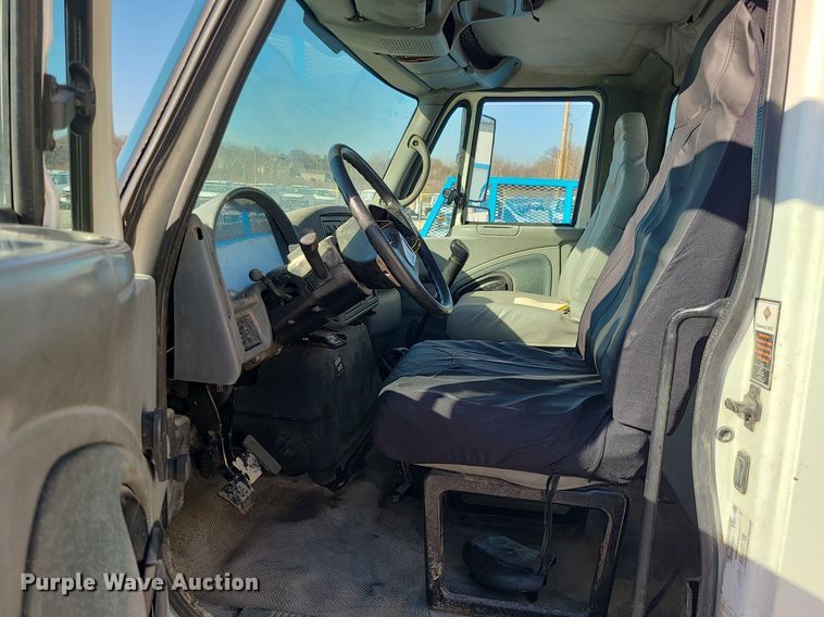 image for item JG9417 2004 International 4300  truck cab and chassis