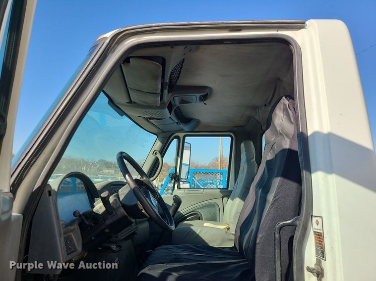 image for item JG9417 2004 International 4300  truck cab and chassis