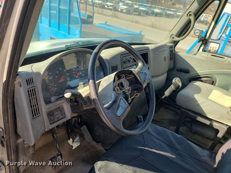 image for item JG9417 2004 International 4300  truck cab and chassis