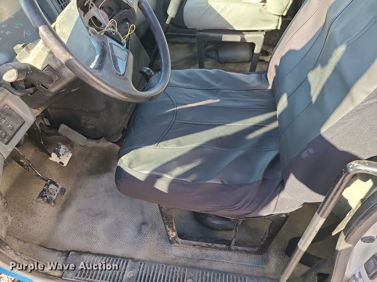 image for item JG9417 2004 International 4300  truck cab and chassis