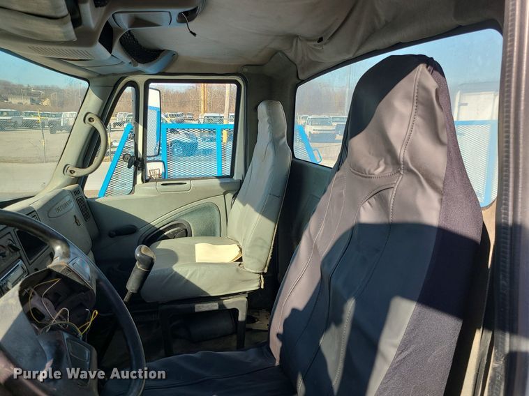 image for item JG9417 2004 International 4300  truck cab and chassis