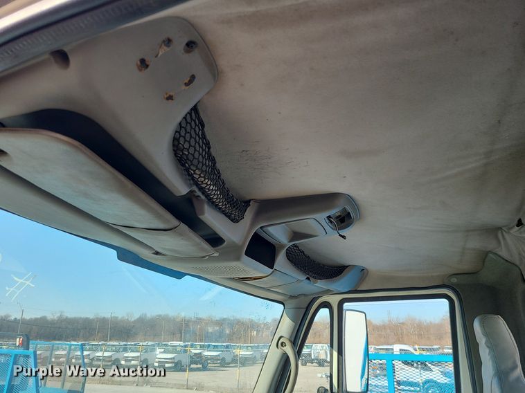 image for item JG9417 2004 International 4300  truck cab and chassis