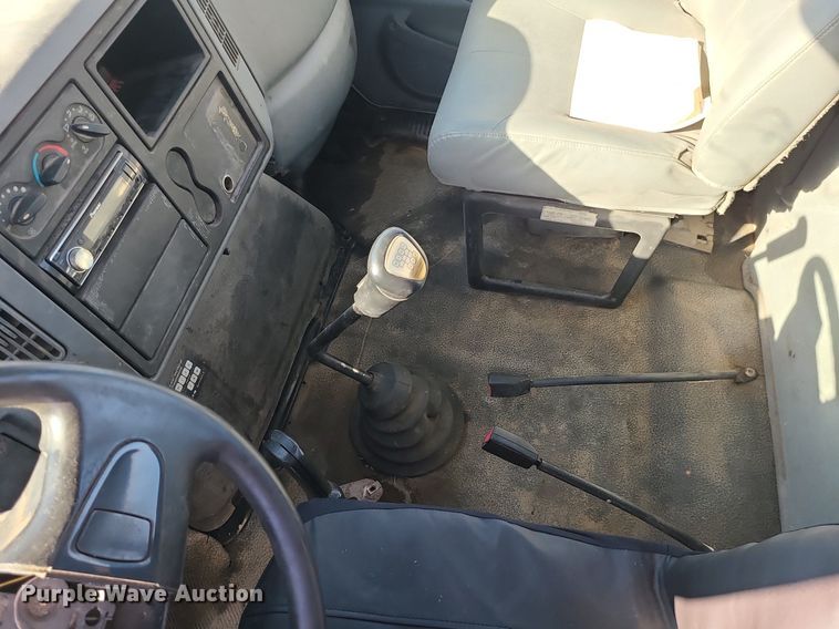 image for item JG9417 2004 International 4300  truck cab and chassis