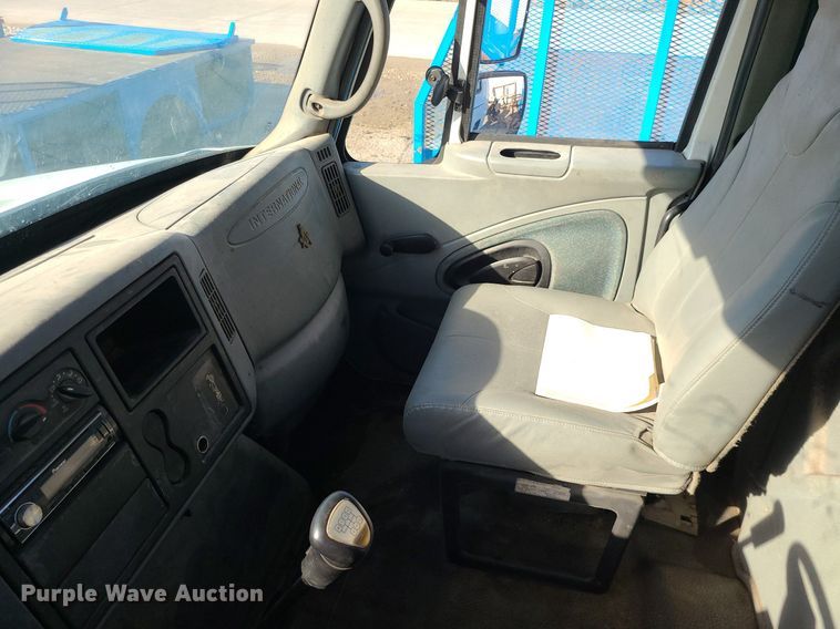 image for item JG9417 2004 International 4300  truck cab and chassis