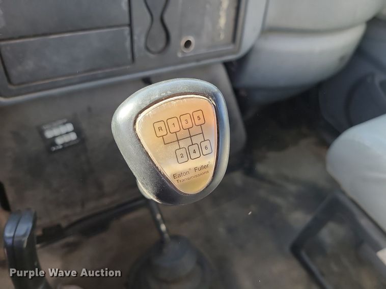 image for item JG9417 2004 International 4300  truck cab and chassis