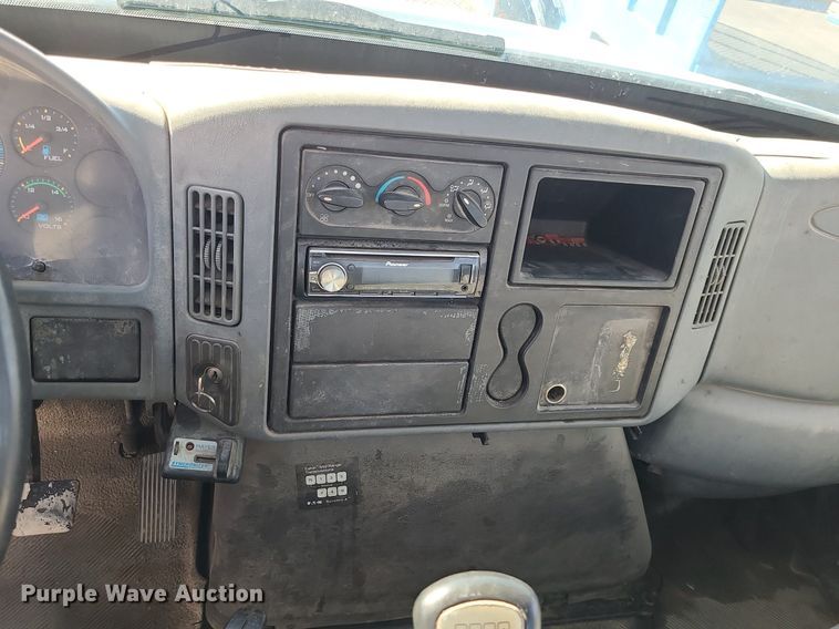 image for item JG9417 2004 International 4300  truck cab and chassis