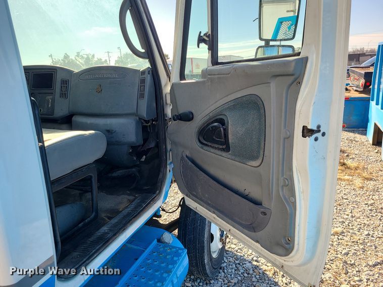 image for item JG9417 2004 International 4300  truck cab and chassis