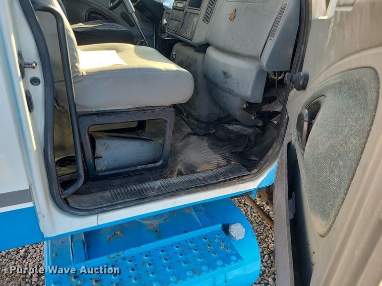 image for item JG9417 2004 International 4300  truck cab and chassis