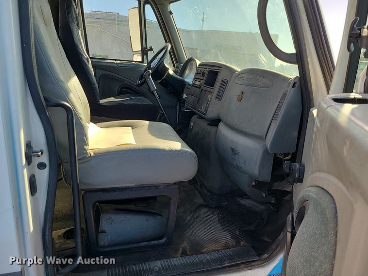 image for item JG9417 2004 International 4300  truck cab and chassis