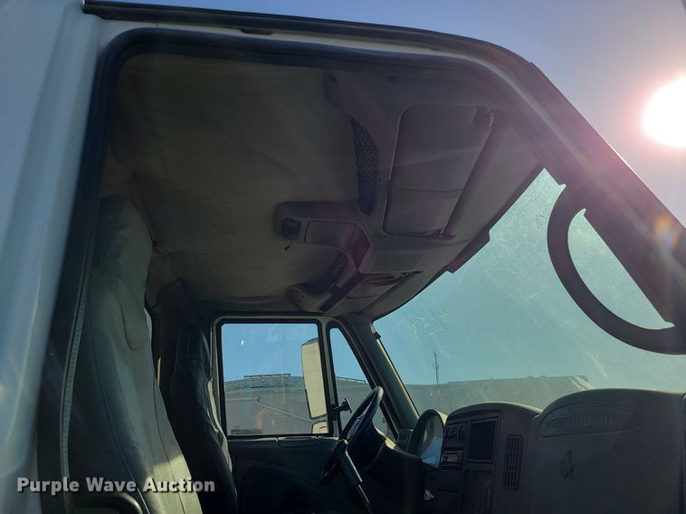 image for item JG9417 2004 International 4300  truck cab and chassis