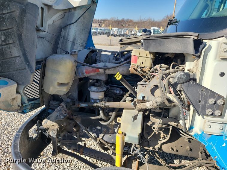 image for item JG9417 2004 International 4300  truck cab and chassis