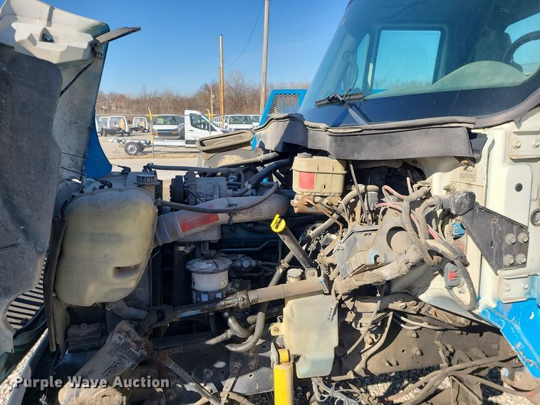 image for item JG9417 2004 International 4300  truck cab and chassis