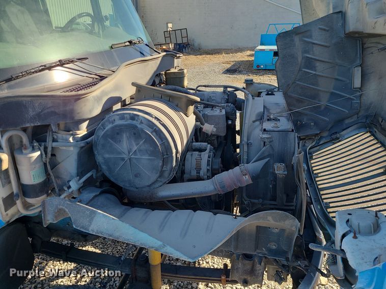 image for item JG9417 2004 International 4300  truck cab and chassis