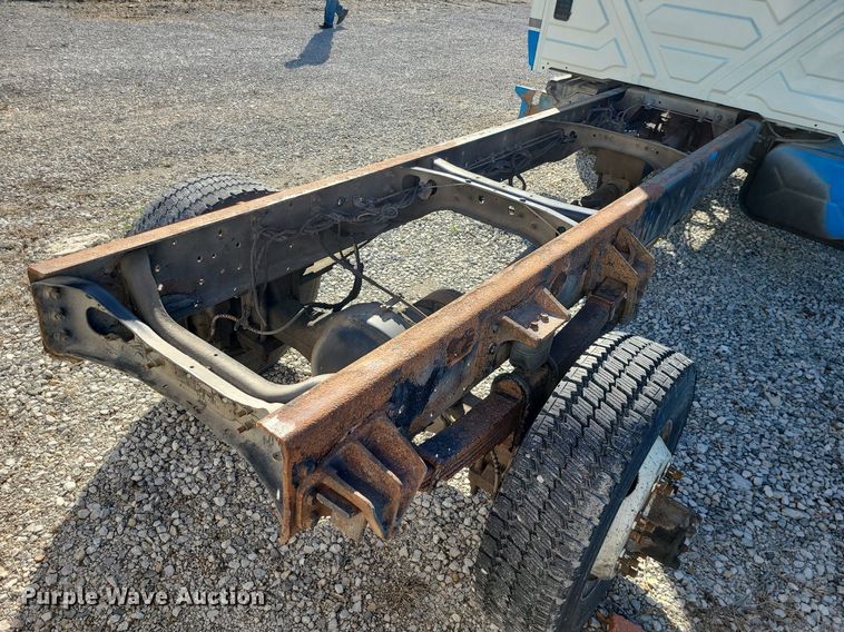image for item JG9417 2004 International 4300  truck cab and chassis