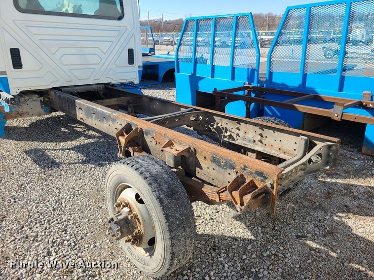 image for item JG9417 2004 International 4300  truck cab and chassis